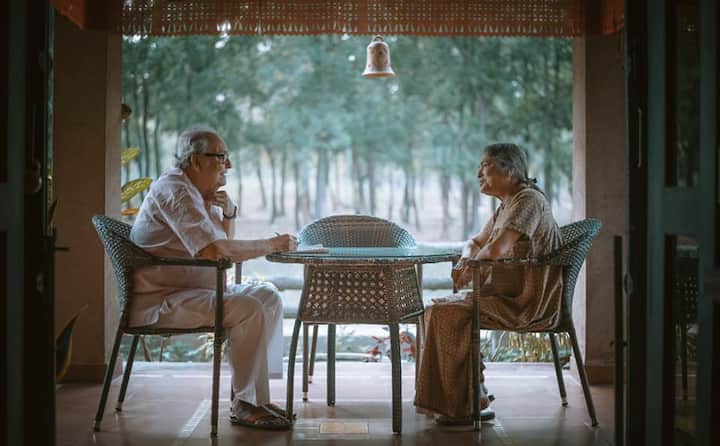 মুক্তি পাওয়া গানের ঝলকে দেখা গিয়েছিল, সেতারে মগ্ন সুজয়প্রসাদের (Sujoyproshad) পিঠে মাথা রাখছেন ঋতুপর্ণা সেনগুপ্ত (Rituparna Sengupta)। মনামী ঘোষ (Monami Ghosh), অনিন্দ্য চট্টোপাধ্যায় (Anindya Chatterjee), অপরাজিতা আঢ্য (Aparajita Auddy) ও খরাজ বন্দ্যোপাধ্যায়ের (Khoraj Mukherjee) রসায়নও অমলিন। আজ সকালে মুক্তি পাওয়া ট্রেলারও অবশ্য মন ছুঁয়েছে সবারই। গানের দায়িত্বে রয়েছেন অনিন্দ্য চট্টোপাধ্যায়, প্রবুদ্ধ বন্দ্যোপাধ্যায় ও কবীর সুমন।
