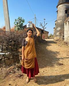 In Pics: ग्लैमरस फातिमा सना शेख को गांव में चकली पीसते देख फैंस हैरान, जानिए क्या है माजरा