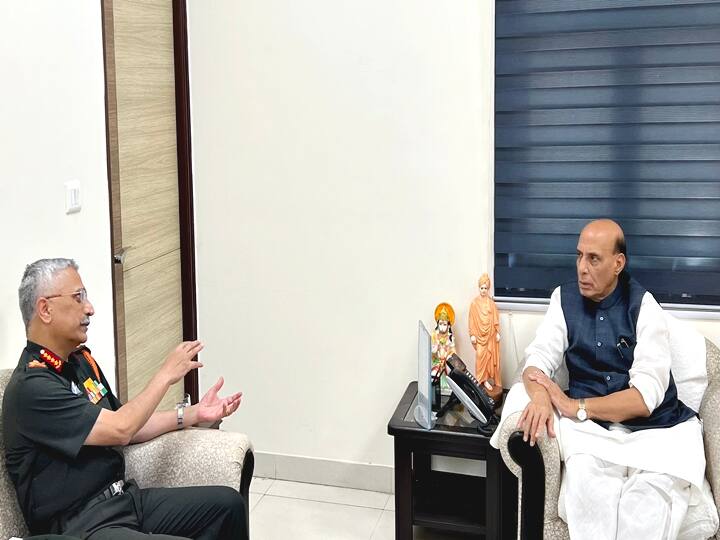 General Manoj Mukund Naravane also met Union Defense Minister Rajnath Singh, before relinquishing his position as Chief of the Army. (Photo: Twitter/@RajnathSingh)