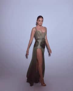 Kiara Advani Hot Photos: ग्रीन थाई हाय स्लिट गाऊनमध्ये कियारा अडवाणीचा हॉट अवतार!