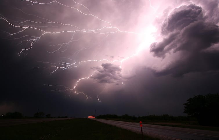 Malda : Nine people injured by lightning while taking shelter under tree Malda : হঠাৎ বৃষ্টিতে গাছের নীচে আশ্রয়, মালদায় বজ্রপাতে জখম ৯