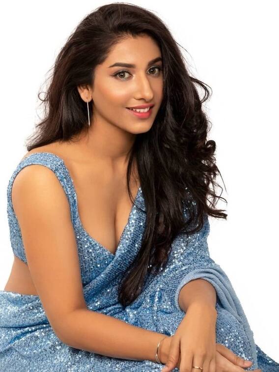 చీరలో విష్ణు ప్రియ, అందాలు ఒలకబోస్తూ డ్యాన్స్