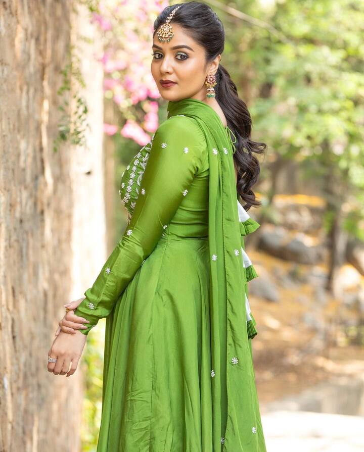 గ్రీన్ కలర్ డ్రస్ లో శ్రీముఖి చాలా బావున్నారని నెటిజన్స్ కామెంట్స్ పెడుతున్నారు. (Image courtesy - @Sreemukhi/Instagram)