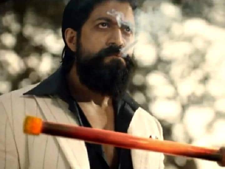 कन्नड सुपरस्टार अभिनेता यश (Yash) सध्या त्याच्या 'KGF Chapter 2' चित्रपटातून बॉक्स ऑफिसवर धुमाकूळ घालत आहे. या चित्रपटाने कमाईच्याबाबतीत ‘बाहुबली’, ‘RRR’ सारख्या अनेक मोठ्या चित्रपटांनाही मागे टाकले आहे.