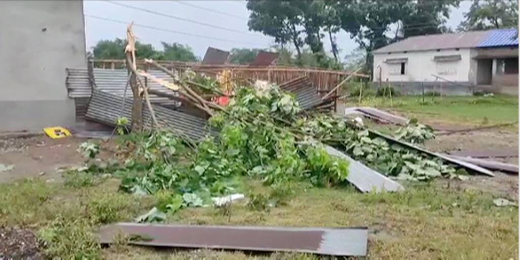 Jalpaiguri News: কালবৈশাখী ঝড়ের দাপটে লণ্ডভণ্ড ধূপগুড়ি, গৃহহীন শতাধিক পরিবার Jalpaiguri News: kal baisakhi effect at dhupguri, know in details Jalpaiguri News: কালবৈশাখী ঝড়ের দাপটে লণ্ডভণ্ড ধূপগুড়ি, গৃহহীন শতাধিক পরিবার