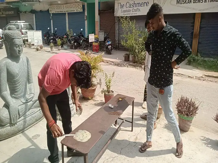 OMG! ਗਰਮੀ ਨੇ ਤੋੜਿਆ ਰਿਕਾਰਡ ਤਾਂ ਨੌਜਵਾਨਾਂ ਨੇ ਟੇਬਲ 'ਤੇ ਬਣਾਉਣਾ ਸ਼ੁਰੂ ਕੀਤਾ ਅਮਲੇਟ, ਖੂਬ ਹੋ ਰਹੀ ਚਰਚਾ