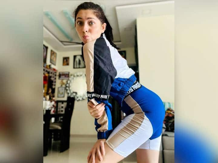 फिटनेस फ्रीक बहीणीला भाऊ अतुल कुलकर्णी याने खान ‘फिटनेस वेअर’ गिफ्ट दिले आहेत. या फोटोंमध्ये हेच फिटनेस वेअर फ्लाँट ज्कारताना ती दिसतेय.