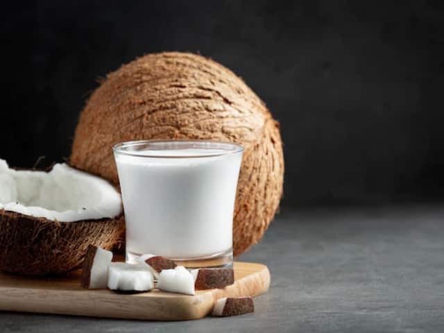 Benefits Of Coconut Milk For Hair | Coconut Milk For Hair : बालों पर लगाएं  नारियल दूध, झड़ते-टूटते और बेजान बालों से मिलेगा छुटकारा