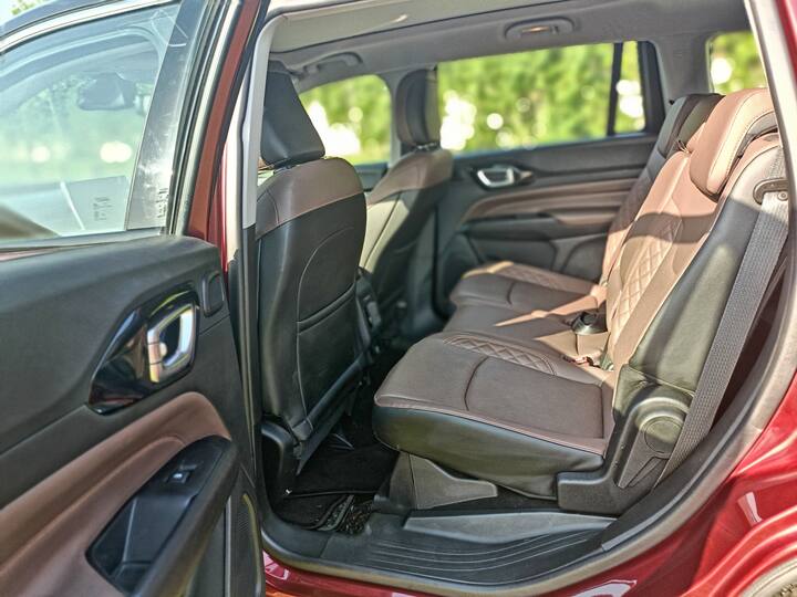 અંદરના ભાગમાં ક્વિલ્ટેડ ચામડાની બેઠકો છે જે ડેશબોર્ડ માટે સોફ્ટ ટચ પેડિંગ સાથે છિદ્રિત છે. વાયરલેસ સ્માર્ટફોન કનેક્ટિવિટી સાથે 10.25 ઇંચના ડિજિટલ ઇન્સ્ટ્રુમેન્ટ ક્લસ્ટર સાથે 10.1 ઇંચની ટચસ્ક્રીન છે.