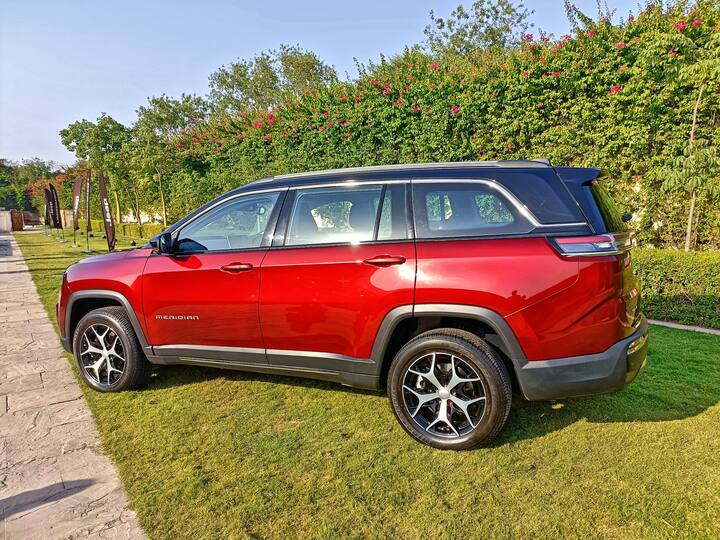 અન્ય ફીચર્સમાં ડ્યુઅલ ઝોન ક્લાઈમેટ કંટ્રોલ, ડ્યુઅલ પેન પેનોરેમિક સનરૂફ, વાયરલેસ ચાર્જિંગ, કનેક્ટેડ કાર ટેક્નોલોજી, મેમરી ફંક્શન સાથે વેન્ટિલેટેડ ફ્રન્ટ સીટ, ટાયર પ્રેશર મોનિટરિંગ સિસ્ટમ, એર ફિલ્ટર, 360 ડિગ્રી કેમેરા, પાવર લિફ્ટગેટ, 6 એરબેગ્સ અને વધુનો સમાવેશ થાય છે. મેરિડિયન એ 7-સીટર એસયુવી છે જ્યારે ત્રીજી હરોળની ઍક્સેસ વન-ટચ ટમ્બલ દ્વારા છે.