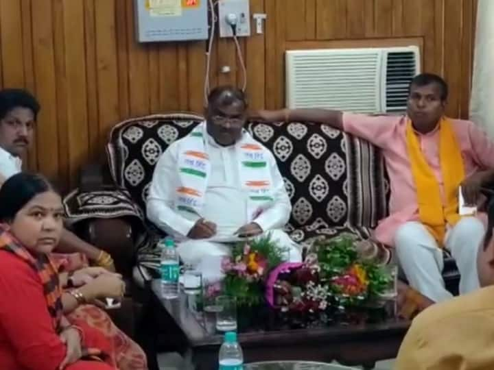 Banda minister Girish Chandra Yadav bitten by Insect in finger ann Banda News: बांदा में मंत्री गिरीश चन्द्र यादव की उंगली में कीड़े ने काटा, प्रशासन के फूले हाथ-पांव