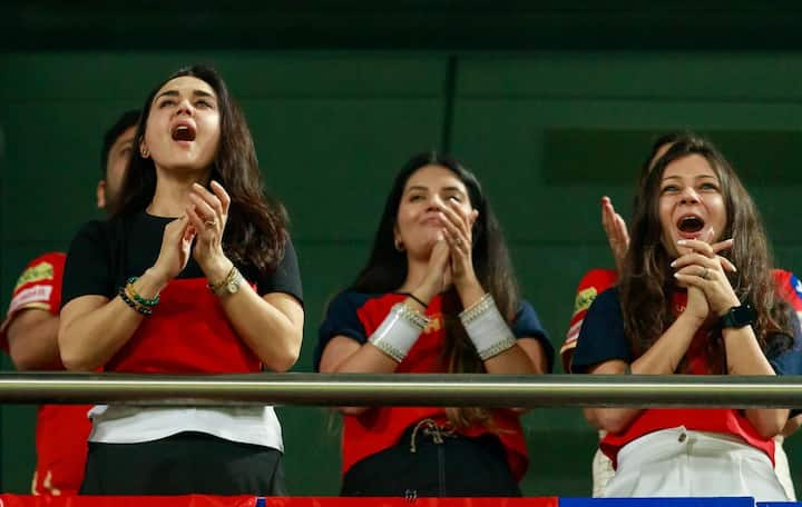 आईपीएल 2022 में लखनऊ सुपर जायंट्स (LSG) ने पंजाब किंग्स (PBKS) को हरा दिया. इस मुकाबले को देखने टीम की सह मालिक प्रीति जिंटा भी आई थीं. हालांकि उन्हें मायूसी का सामना करना पड़ा.  (फोटो क्रेडिट: आईपीएल)