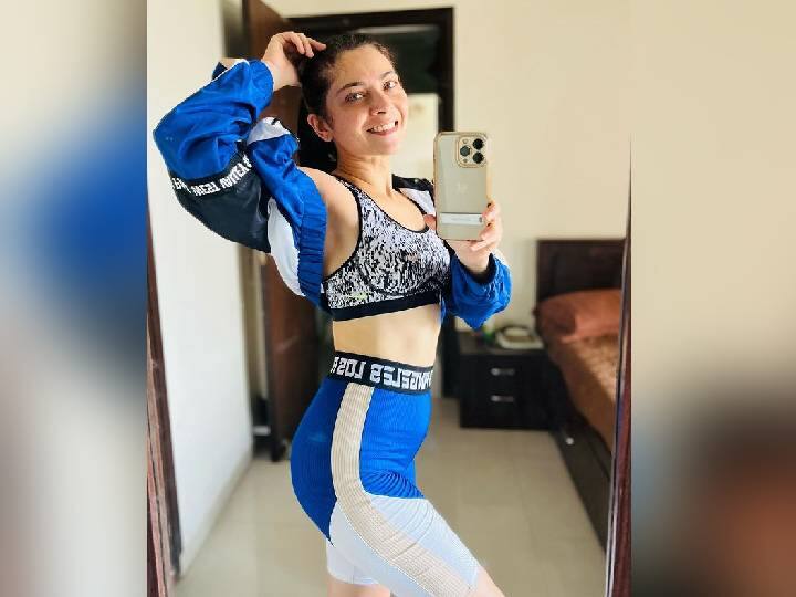 नुकतेच सोनाली कुलकर्णीने सोशल मीडियावर तिच्या वर्कआउट दरम्यानचे फोटो शेअर केले आहेत. या फोटोंमधून ती चाहत्यांना फिट राहण्यासाठी प्रोत्साहित करत आहे.