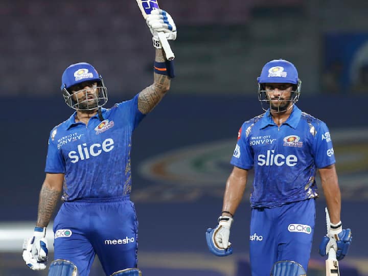 IPL 2022: Mumbai Indians beat Rajasthan Royals by 5 wickets to get their first win of the tournament MI vs RR: சூர்யகுமார்-திலக் அதிரடி.. முதல் வெற்றியை கேப்டன் ரோகித்திற்கு பிறந்தநாள் பரிசாக அளித்த மும்பை !