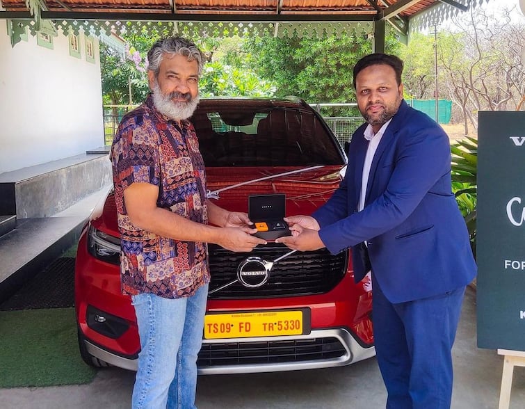 RRR director SS Rajamouli buys new Red Volvo XC40 car SS Rajamouli New Car: RRR चे दिग्दर्शक एस.एस राजामौली यांच्या ताफ्यात नवी आलिशान कार
