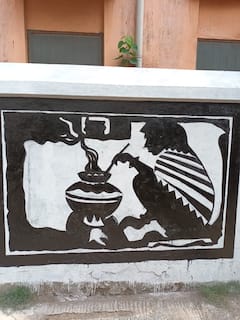 Howrah Grafitti : দেওয়ালজুড়ে সহজপাঠ, সালকিয়ার এই পাড়ায় থমকে দাঁড়াচ্ছেন পথচলতিরা