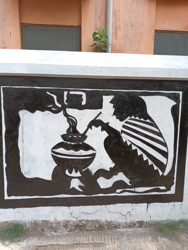 সহজপাঠের বিভিন্ন ছবিতে ভরে উঠেছে দেওয়াল। আঁকার মাধ্যমে শ্রদ্ধার্ঘ্যের পাশাপাশি সৌন্দর্যায়নের বার্তা।