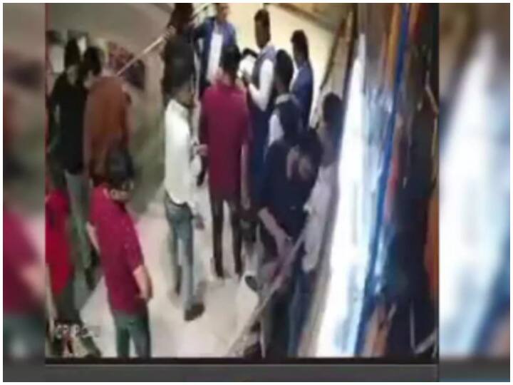 Bar Murder: 'First punched in the face, then thrashed with kicks', horrific scene captured in CCTV ANN Bar Murder: 'पहले चेहरे पर मारा मुक्का, फिर लात घूसों से की पिटाई', CCTV में कैद हुआ भयावह मंजर