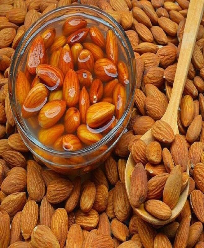 બદામ અને દૂધ -બદામને આખી રાત પલાળી રાખો અને બીજા દિવસે તેની છાલ કાઢીને મિક્સરમાં પીસી લો. હવે તેમાં થોડું દૂધ ઉમેરીને પેસ્ટ બનાવો. હવે તેને રૂની મદદથી ચહેરા પર લગાવો અને આખી રાત રહેવા દો. બીજા દિવસે સામાન્ય પાણીથી ધોઈ લો. આ ફેસ માસ્ક તમે અઠવાડિયામાં ત્રણ વાર લગાવી શકો છો.