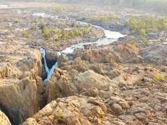 Rakasganda Waterfall : સૂરજપુરમાં નદીમાં પથ્થરોમાંથી વહેતો ધોધ, રજાઓ ગાળવા માટે છે ખાસ જગ્યા , જુઓ Photos