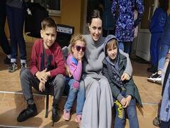 Angelina Jolie: முடிவுக்கு வராத உக்ரைன் போர்: பாதிக்கப்பட்டவர்களை நேரில் சந்தித்த ஹாலிவுட் நடிகை ஏஞ்சலினா ஜோலி!