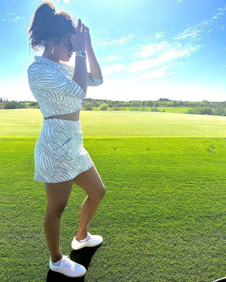 प्रियंका ने अपने सन्डे वीकेंड की शानदार तस्वीरें फैंस के साथ शेयर की हैं. जिसमें में वो खूब मस्ती करती नजर आ रही हैं.