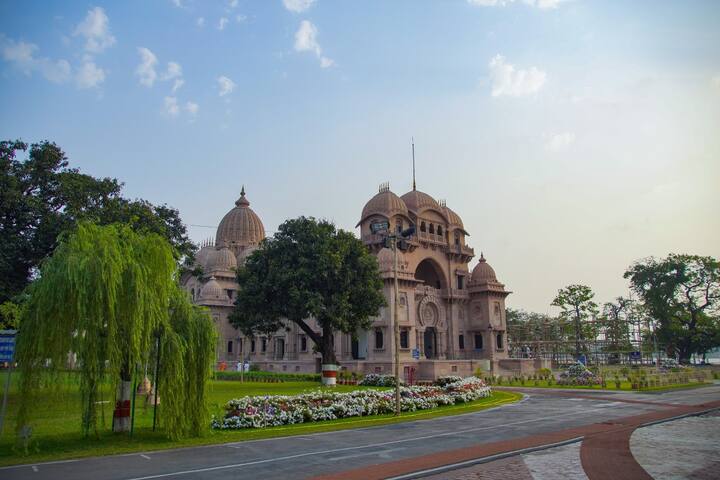মঠ সূত্রে খবর, ১৮৯৭ সালের ১ মে উত্তর কলকাতায় বলরাম বসুর বাড়িতে রামকৃষ্ণ মঠ ও মিশন প্রতিষ্ঠার প্রস্তাব দেন স্বামী বিবেকানন্দ। সেই থেকেই পথচলা শুরু।