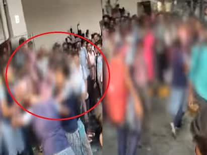 Madurai students factional clash school students having fun watching students Madurai: போர்க்களமான மதுரை பஸ் ஸ்டாண்ட்! பள்ளி மாணவிகள் குடுமிப்பிடி சண்டை! அதிர்ச்சி வீடியோ!!