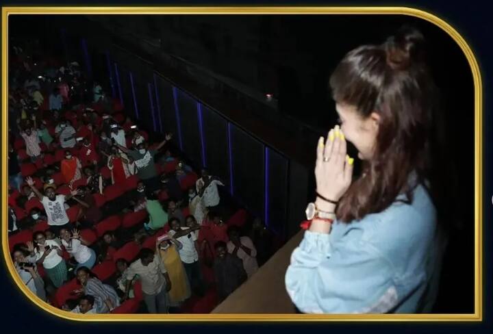 பின்னர், அங்கு பணியாற்றும் திரையரங்க ஊழியர்களுடன் நயன்தாரா புகைப்படம் எடுத்துக்கொண்டார். மேலும், படம் பார்க்க வந்த ரசிகர்களுடனும் இணைந்து புகைப்படம் எடுத்துக்கொண்டார்.