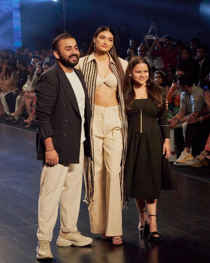 न्यूड शेड आउटफिट में अथिया काफी जच रही हैं, साथ ही उन्होंने अपने डिजाइनर्स के साथ भी खूबसूरत तस्वीरें शेयर की हैं.