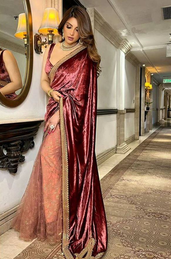 શમા સિકન્દર દરેક લૂકમાં ખૂબ જ સુંદર લાગે છે. અભિનેત્રીની સાડીમાં હોટ તસવીરો સોશિયલ મીડિયામાં વાયરલ થઈ રહી છે. એક્ટ્રેસ  સાડીમાં હોટ  લાગી રહી છે.