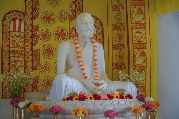 রবিবার সকালে মঙ্গলারতি ও বৈদিক মন্ত্রোচ্চারণ দিয়ে শুরু হয় অনুষ্ঠান। স্বাগত ভাষণ দেন রামকৃষ্ণ মঠ ও মিশনের সাধারণ সম্পাদক স্বামী সুবীরানন্দ।