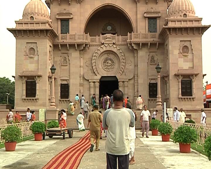 ১২৫ বছর পূর্ণ করল রামকৃষ্ণ মঠ ও মিশন। সকালে মঙ্গলারতি দিয়ে শুরু করে দিনভর হল নানা অনুষ্ঠান। সেই উপলক্ষ্যে বেলুড় মঠে অসংখ্য ভক্ত সমাগম।