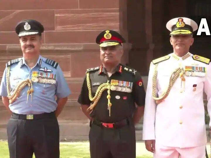 Indian Army air force chief vr chaudhari navy chief admiral r hari kumar general manoj pande are now from nda course Indian Army : तीन मित्रांच्या हाती देशाच्या लष्कराची सुत्रे! NDA कोर्सला सोबतीचे साथीदार आज लष्कर, नौदल आणि हवाई दलचे प्रमुख
