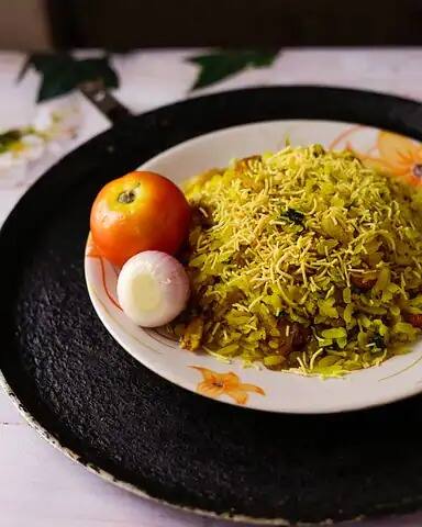 भारतीय नाश्त्यामध्ये पोह्यांना खूप महत्त्व आहे. जवळपास प्रत्येक घरात आठवड्यातून तीन दिवस तरी कांदेपोहे बनतातच. (Photo - Pixabay)       लहान मुलांपासून ते वृद्धांपर्यंत सगळ्यांनाच कांदेपोहे खायला फार आवडतात.