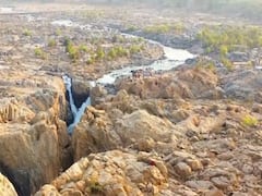 Rakasganda Waterfall: सूरजपुर में नदी में पत्थरों के बीच से बहता है झरना, छुट्टियां बिताने के लिए खास है ये जगह, देखें तस्वीरें