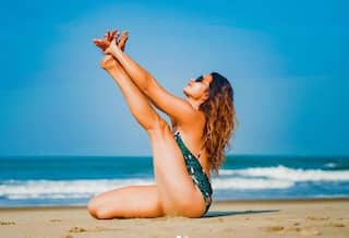 નાગિન ફેમ એક્ટ્રેસ આશકા ગોરડિયાએ દરિયા કિનારે હોટ યોગા કરતો વીડિયો કર્યો શેર 