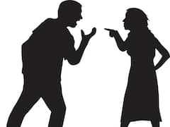 Viral Video: ఇష్టం లేని పెళ్లి చేస్తే ఇలాగే ఉంటది మరి, వేదికపైనే వధూవరుల ఫైటింగ్