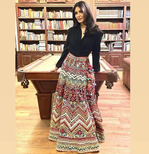 ਰਿਧੀਮਾ ਕਪੂਰ ਸਾਹਨੀ ਹਰ ਲੁੱਕ 'ਚ ਧਮਾਲ ਮਚਾ ਦਿੰਦੀ ਹੈ। ਵੈਸਟਰਨ ਹੋਵੇ ਜਾਂ ਪਰੰਪਰਾਗਤ ਪਹਿਰਾਵਾ, ਉਹ ਹਰ ਪਹਿਰਾਵੇ 'ਚ ਖੂਬਸੂਰਤ ਲੱਗਦੀ ਹੈ।