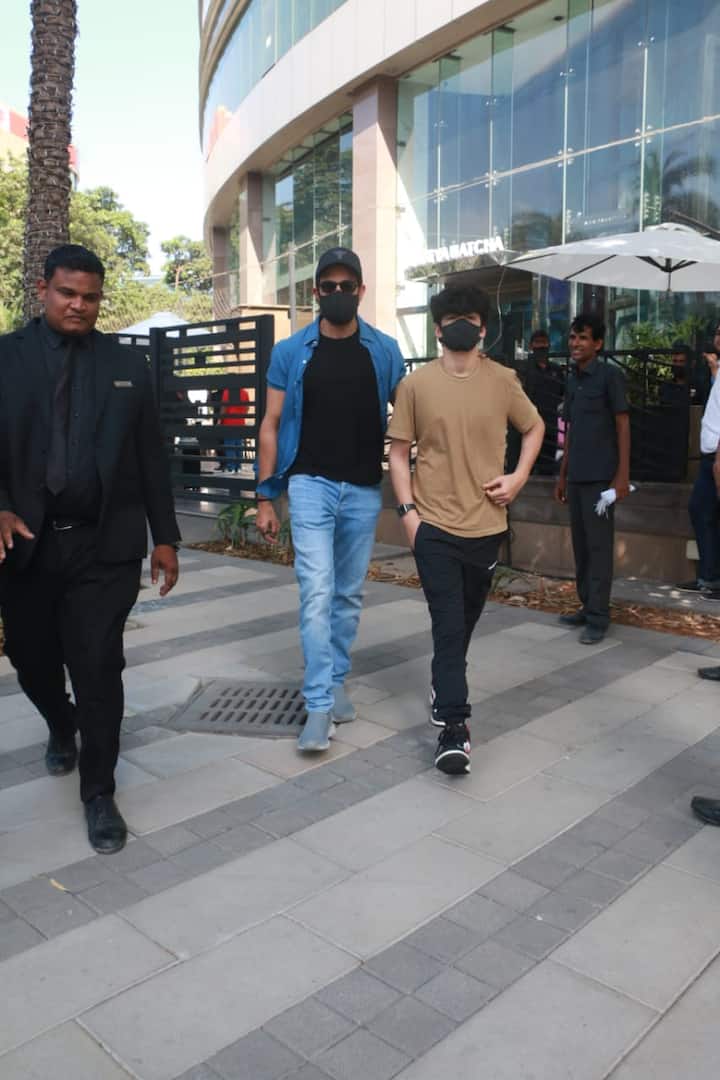 Rihdan Roshan Hrithik Roshan arrived for lunch with both sons Rihan and Ridan, ex ...