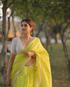 Shraddha Das: చీరలో శ్రద్ధాదాస్ స్మైలింగ్ పోజులు