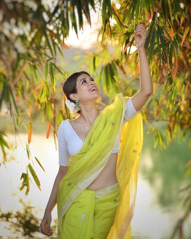 ప్రస్తుతం ఒకట్రెండు తెలుగు సినిమాల్లో నటిస్తోంది.(Photo Courtesy : Shraddha Das Instagram)