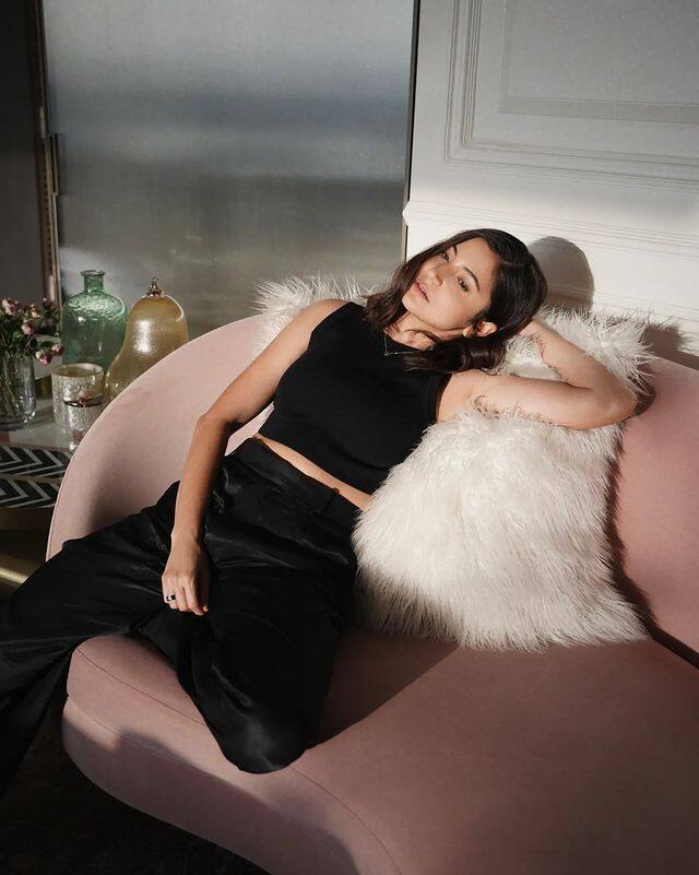 అందాల భారతీయ నటిగా పేరు తెచ్చుకుంది అనుష్క శర్మ. విరాట్ కోహ్లీని పెళ్లాడాక  క్రికెట్ ప్రేమికులకు కూడా ఫేవరేట్ గా మారింది.  -Image credit: AnushkaSharma/Instagram