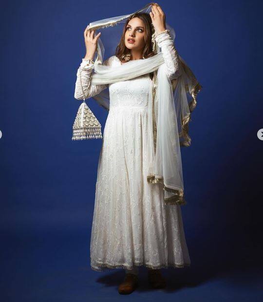 ਹਿਮਾਂਸ਼ੀ ਖੁਰਾਨਾ ਨੇ ਹਾਲ ਹੀ 'ਚ ਆਪਣੇ ਲੇਟੈਸਟ ਫੋਟੋਸ਼ੂਟ ਦੀਆਂ ਤਸਵੀਰਾਂ ਇੰਸਟਾਗ੍ਰਾਮ 'ਤੇ ਸ਼ੇਅਰ ਕੀਤੀਆਂ ਹਨ।