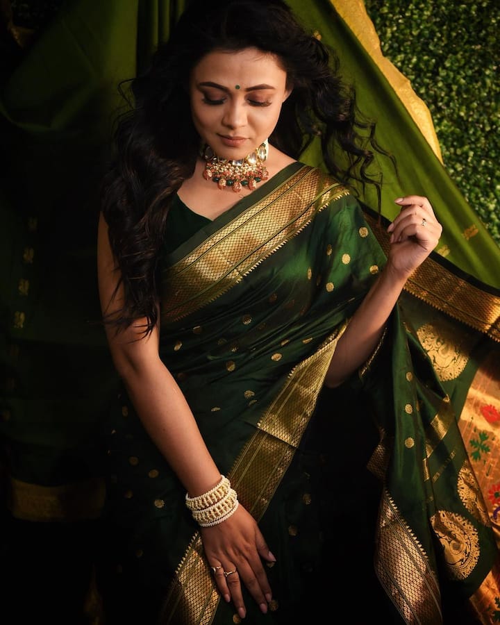 अभिनेता श्रेयस तळपदे (Shreyas Talpade) आणि अभिनेत्री प्रार्थना बेहरे (Prarthana Behere) या मालिकेत मुख्य भूमिकेत दिसत आहेत.(photo:/prarthana.behere/ig)