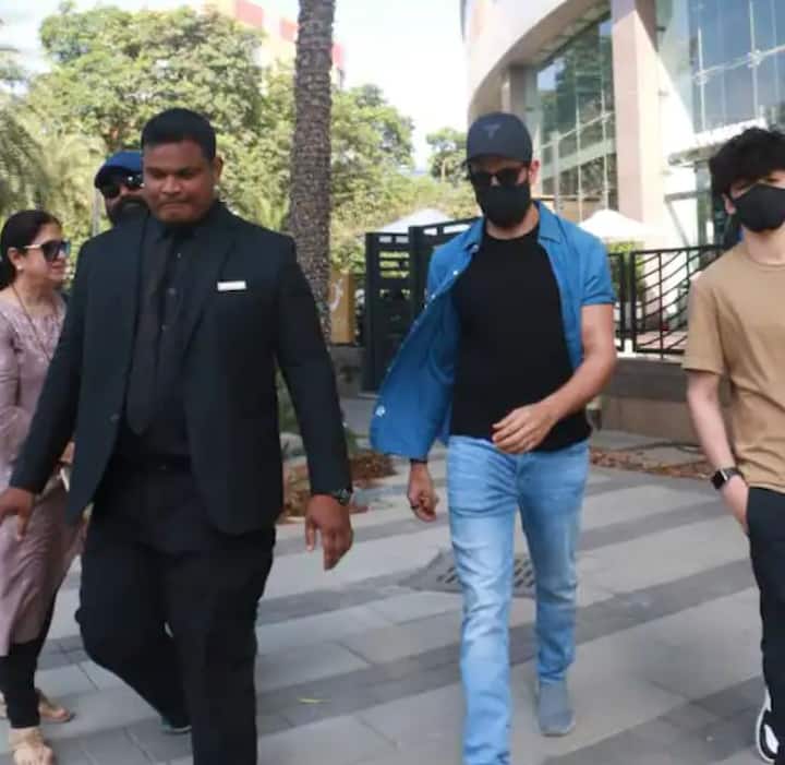 ਰਿਤਿਕ ਰੌਸ਼ਨ ਅਤੇ ਸੁਜ਼ੈਨ ਖਾਨ ਨੂੰ ਐਤਵਾਰ ਨੂੰ ਲੰਚ 'ਤੇ ਇਕੱਠੇ ਦੇਖਿਆ ਗਿਆ।