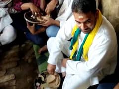 Bihar News: तेज प्रताप यादव ने दलित के घर जाकर नमक-मिर्च के साथ खाई रोटी, बेटे में दिखा लालू यादव का अंदाज