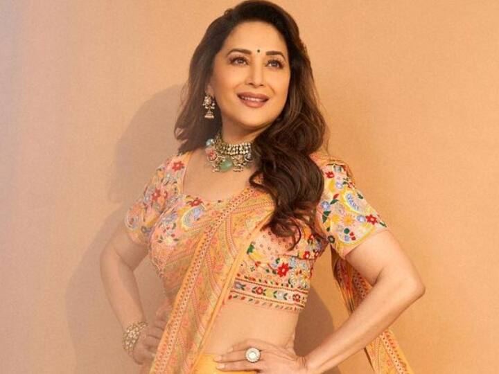 बॉलीवुड एक्ट्रेस माधुरी दीक्षित एक ऐसी अदाकारा हैं, जो लाखों लोगों के लिए किसी इंस्पिरेशन से कम नहीं हैं. उनके स्टाइलिश लुक्स काफी सुर्खियों में रहते हैं. 54 की उम्र में भी वह इतनी खूबसूरत और यंग नजर आती हैं कि हर एक आउटफिट उनपर फबता है. लेटेस्ट पोस्ट में एक बार फिर वह फैंस का दिल धड़का रही हैं..