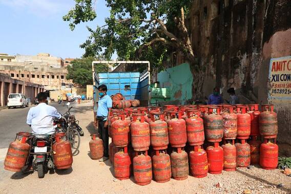 LPG Price: নিত্য প্রয়োজনীয় জিনিসপত্রের সাথে ঐতিহাসিক উচ্চতায় রান্নার গ্যাসের দাম ।Banga News