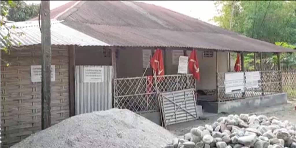 Kanu Sanyal Update: নকশাল নেতার বাড়ি জবরদখল! মমতার নির্দেশে বসল পুলিশ, শুরু হল মাপজোক Kanu Sanyal House After Mamata Banerjees intervention police appears at Naxalbari Kanu Sanyal Update: নকশাল নেতার বাড়ি জবরদখল! মমতার নির্দেশে বসল পুলিশ, শুরু হল মাপজোক